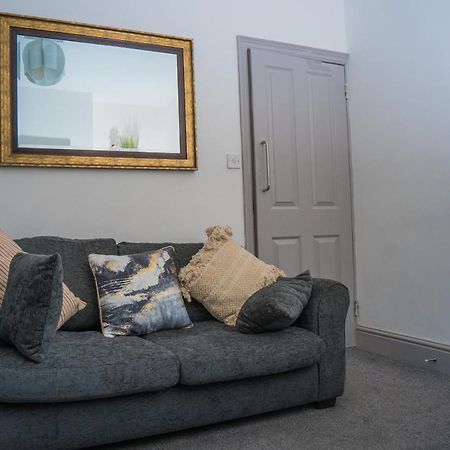 The Highfield Villa, 5 Bedrooms, Northampton Centre, Sleeps 10 ภายนอก รูปภาพ