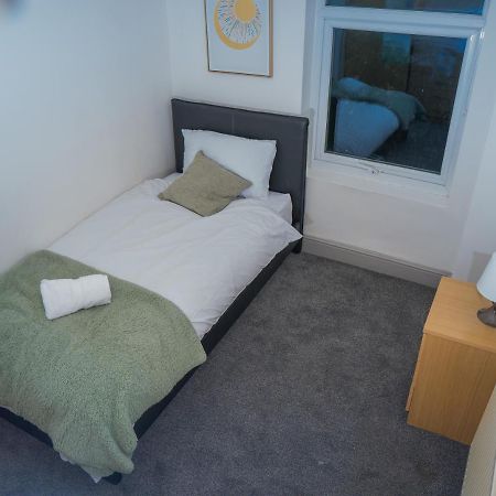 The Highfield Villa, 5 Bedrooms, Northampton Centre, Sleeps 10 ภายนอก รูปภาพ