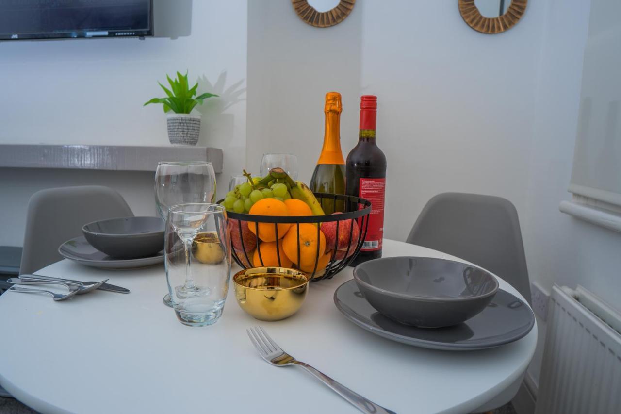 The Highfield Villa, 5 Bedrooms, Northampton Centre, Sleeps 10 ภายนอก รูปภาพ