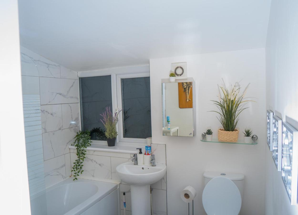 The Highfield Villa, 5 Bedrooms, Northampton Centre, Sleeps 10 ภายนอก รูปภาพ