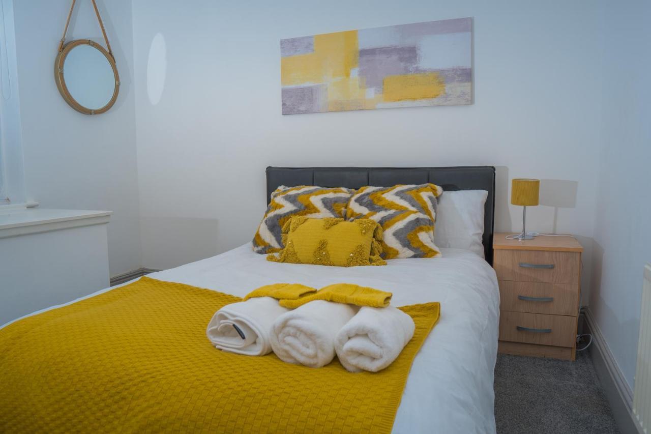 The Highfield Villa, 5 Bedrooms, Northampton Centre, Sleeps 10 ภายนอก รูปภาพ