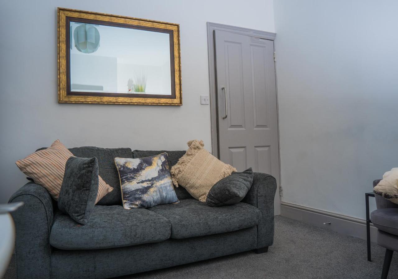 The Highfield Villa, 5 Bedrooms, Northampton Centre, Sleeps 10 ภายนอก รูปภาพ