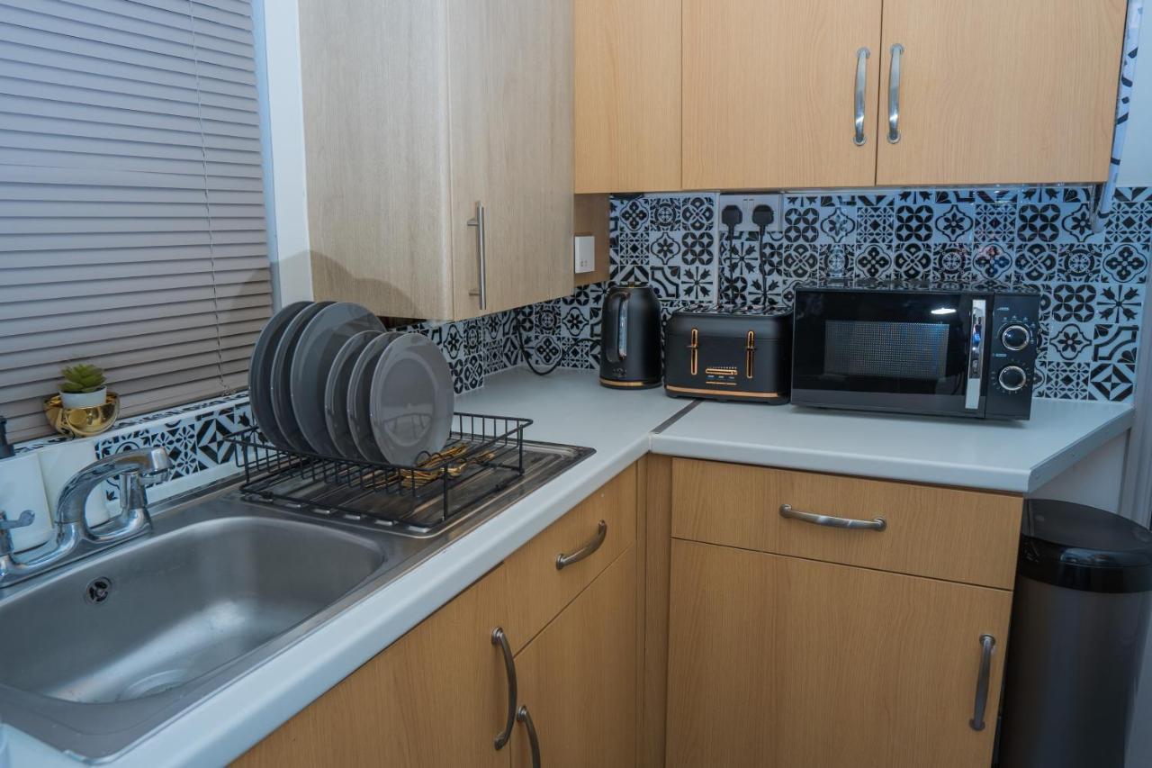 The Highfield Villa, 5 Bedrooms, Northampton Centre, Sleeps 10 ภายนอก รูปภาพ