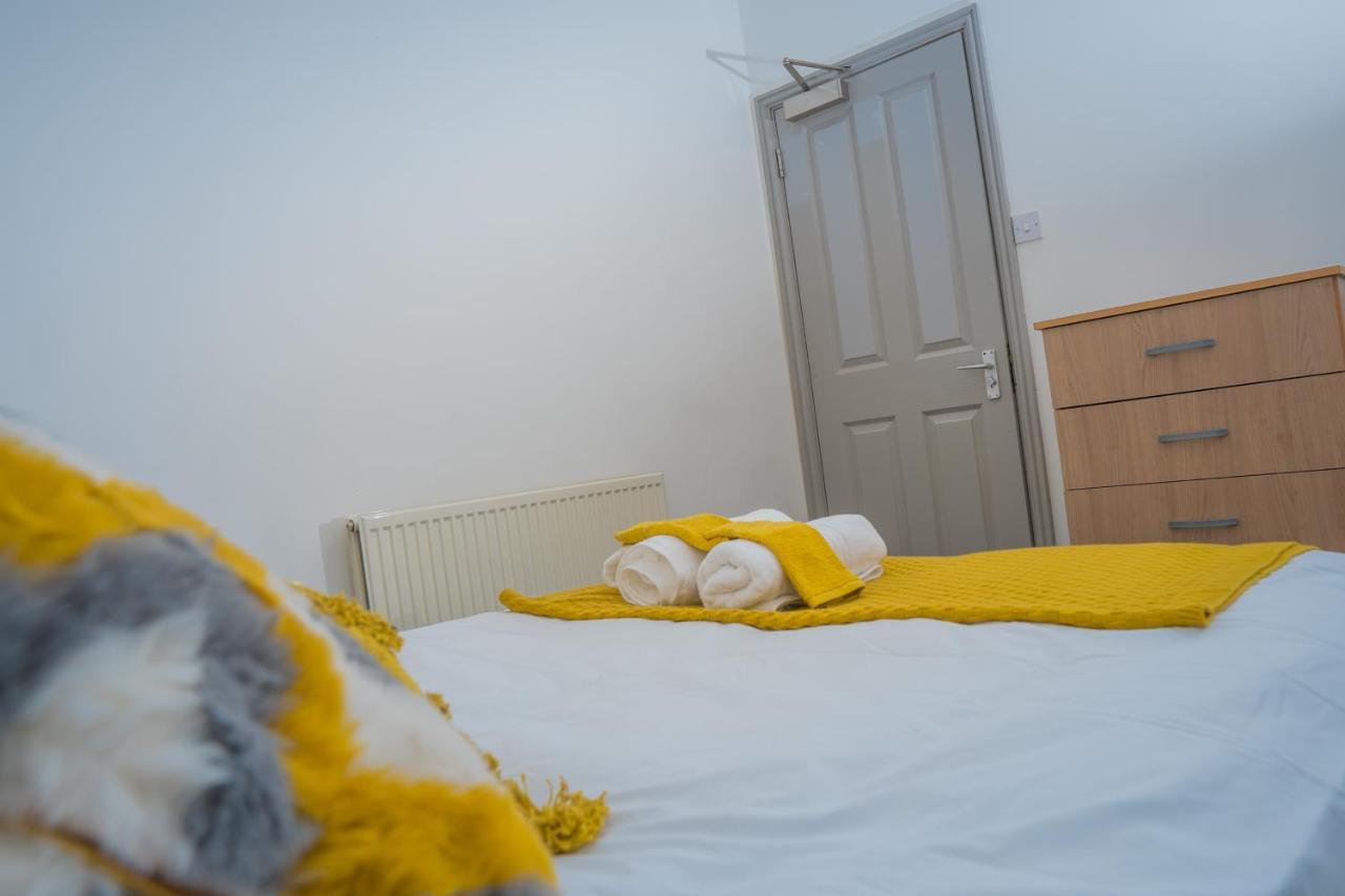 The Highfield Villa, 5 Bedrooms, Northampton Centre, Sleeps 10 ภายนอก รูปภาพ