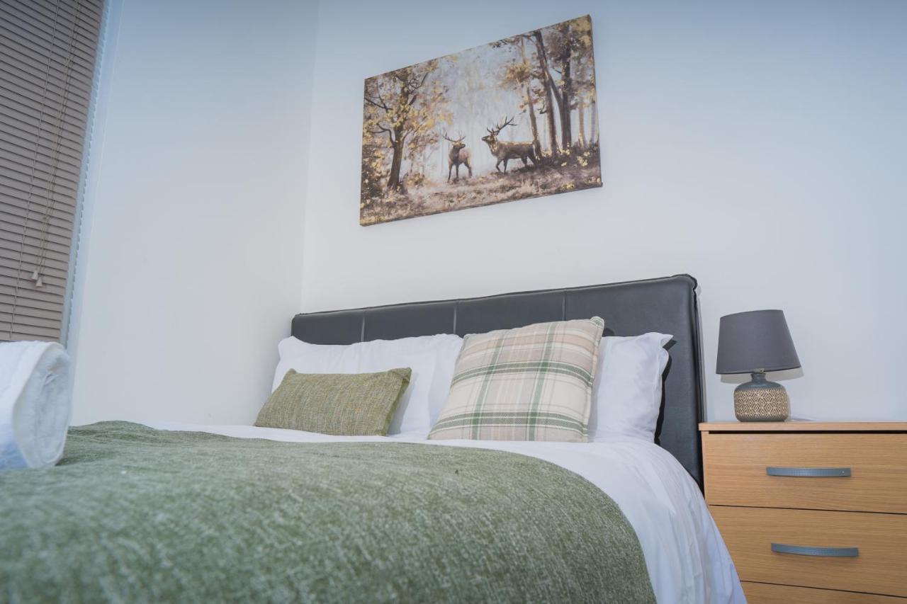 The Highfield Villa, 5 Bedrooms, Northampton Centre, Sleeps 10 ภายนอก รูปภาพ
