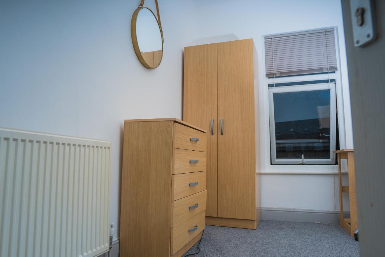 The Highfield Villa, 5 Bedrooms, Northampton Centre, Sleeps 10 ภายนอก รูปภาพ