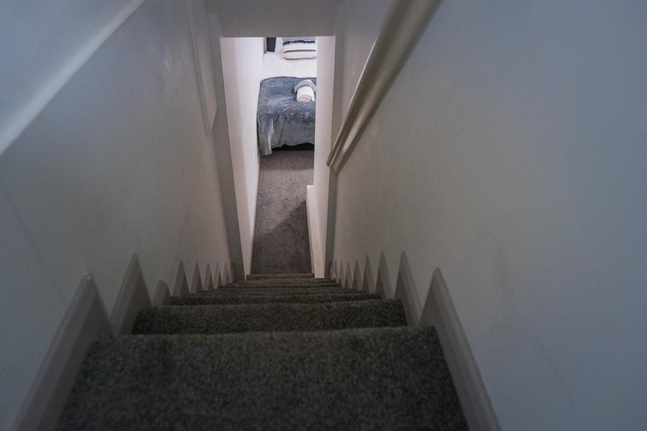 The Highfield Villa, 5 Bedrooms, Northampton Centre, Sleeps 10 ภายนอก รูปภาพ