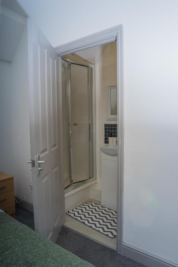 The Highfield Villa, 5 Bedrooms, Northampton Centre, Sleeps 10 ภายนอก รูปภาพ