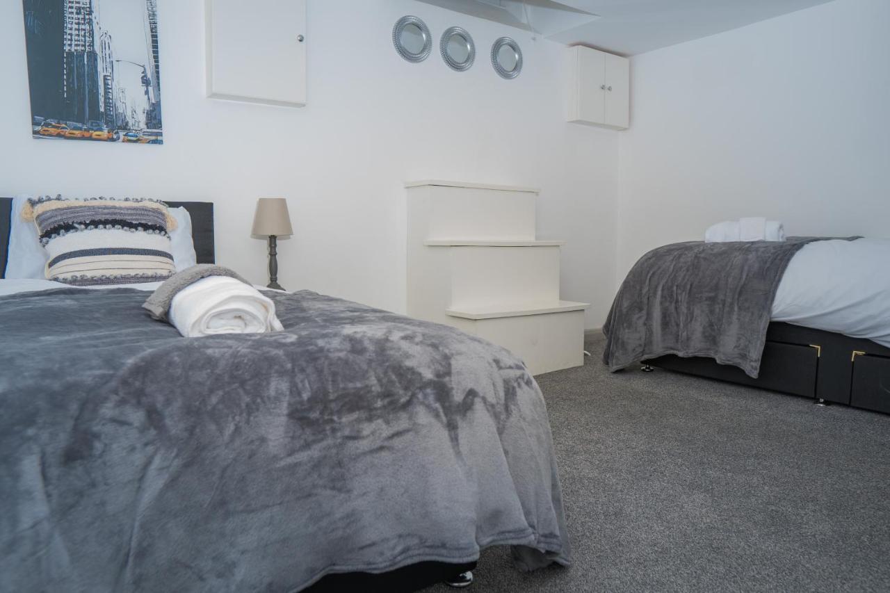The Highfield Villa, 5 Bedrooms, Northampton Centre, Sleeps 10 ภายนอก รูปภาพ