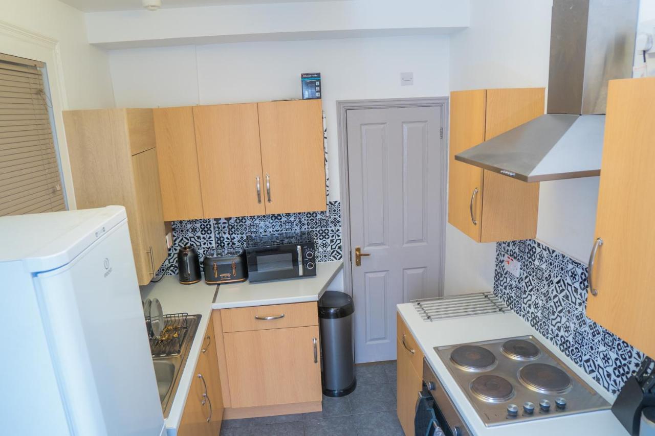 The Highfield Villa, 5 Bedrooms, Northampton Centre, Sleeps 10 ภายนอก รูปภาพ