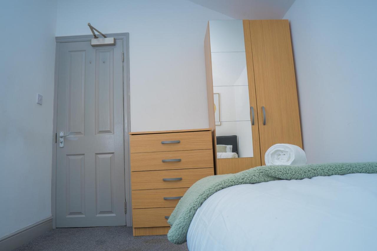 The Highfield Villa, 5 Bedrooms, Northampton Centre, Sleeps 10 ภายนอก รูปภาพ