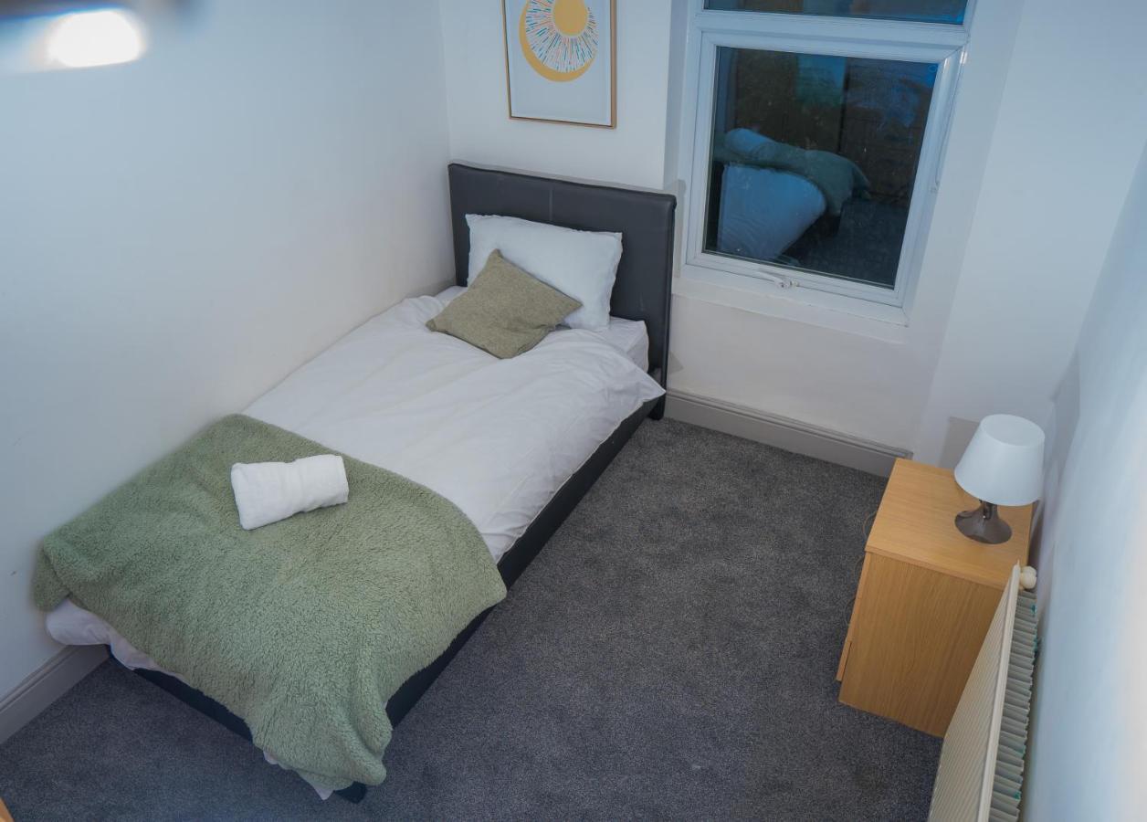 The Highfield Villa, 5 Bedrooms, Northampton Centre, Sleeps 10 ภายนอก รูปภาพ