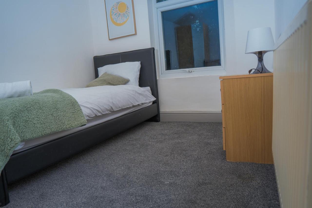 The Highfield Villa, 5 Bedrooms, Northampton Centre, Sleeps 10 ภายนอก รูปภาพ