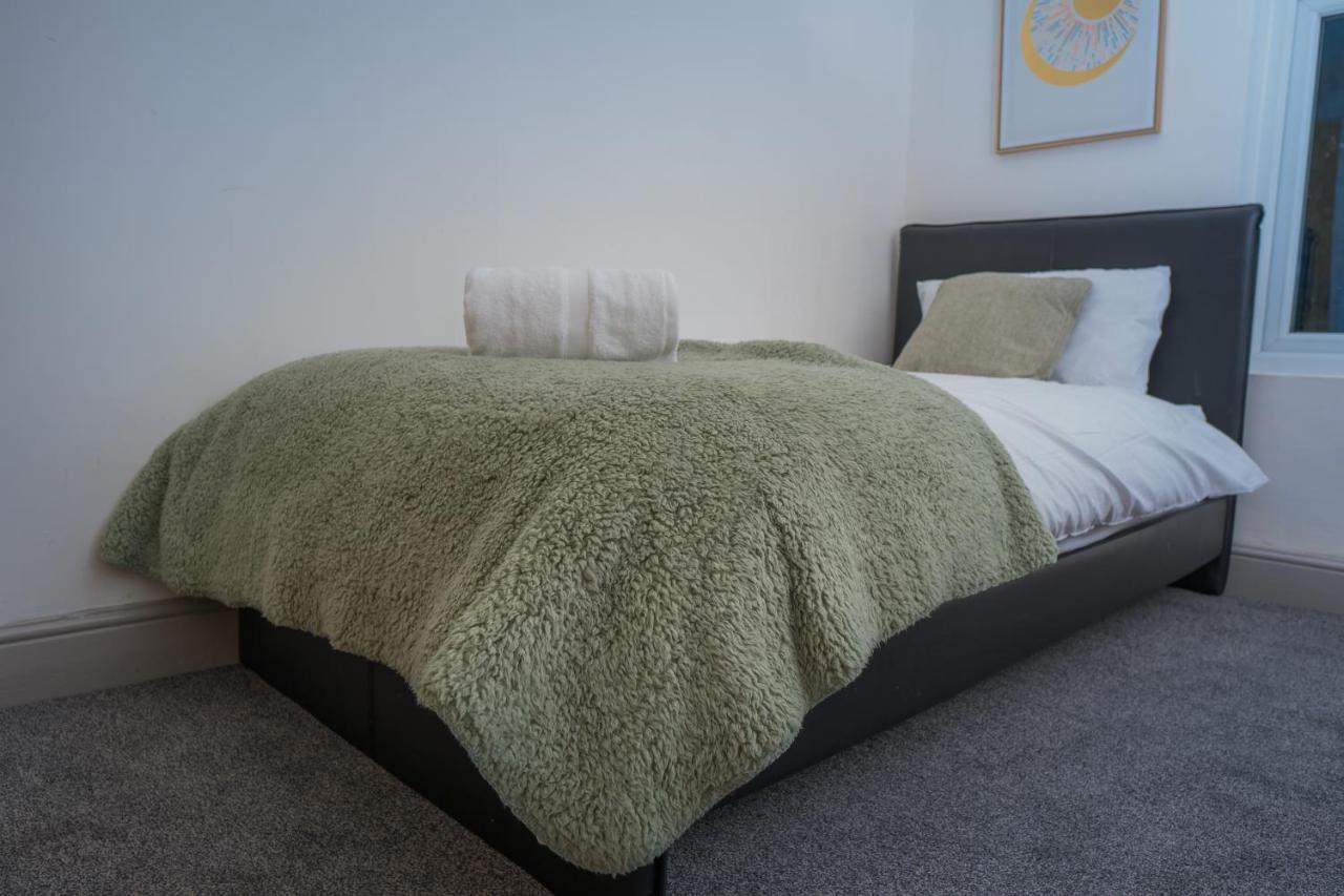 The Highfield Villa, 5 Bedrooms, Northampton Centre, Sleeps 10 ภายนอก รูปภาพ