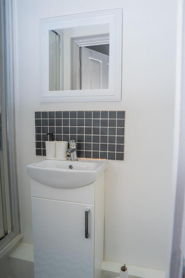 The Highfield Villa, 5 Bedrooms, Northampton Centre, Sleeps 10 ภายนอก รูปภาพ
