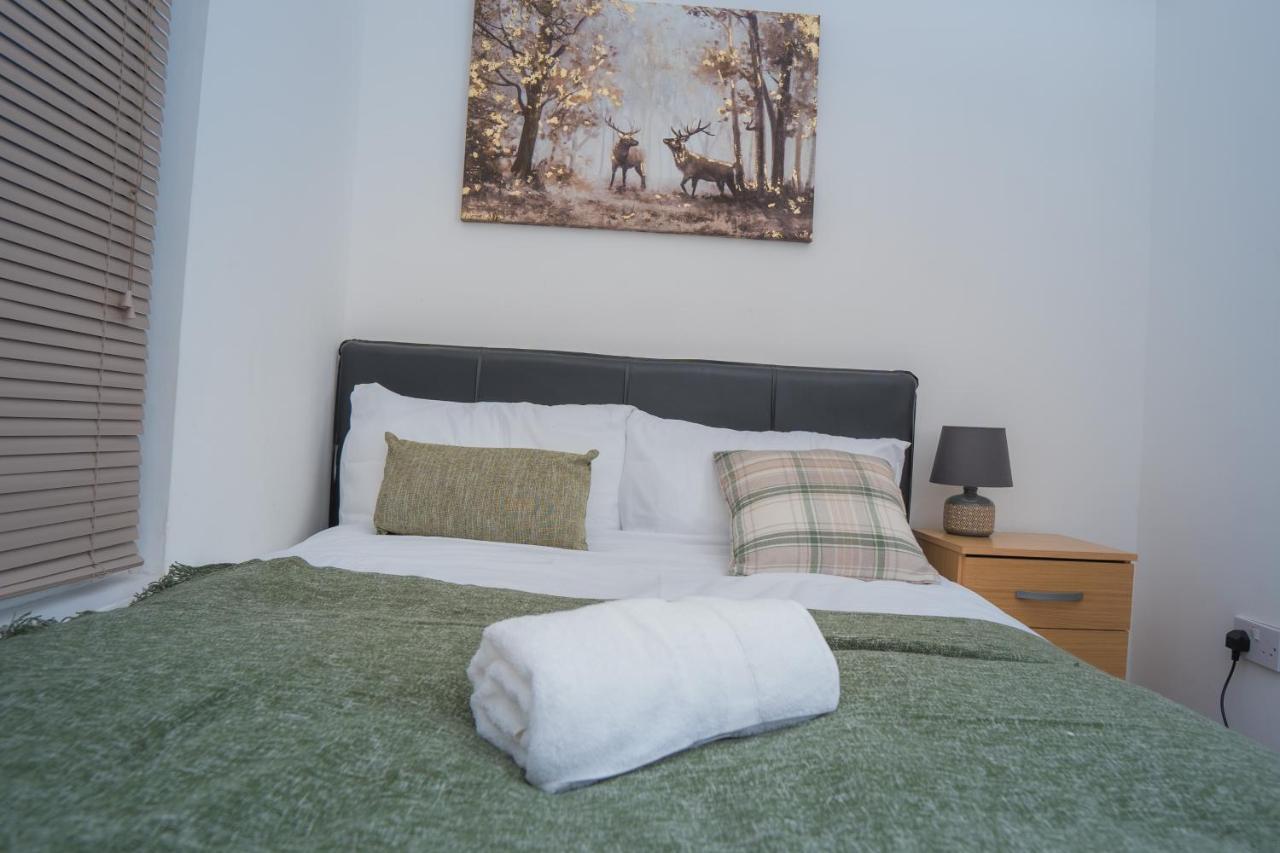 The Highfield Villa, 5 Bedrooms, Northampton Centre, Sleeps 10 ภายนอก รูปภาพ