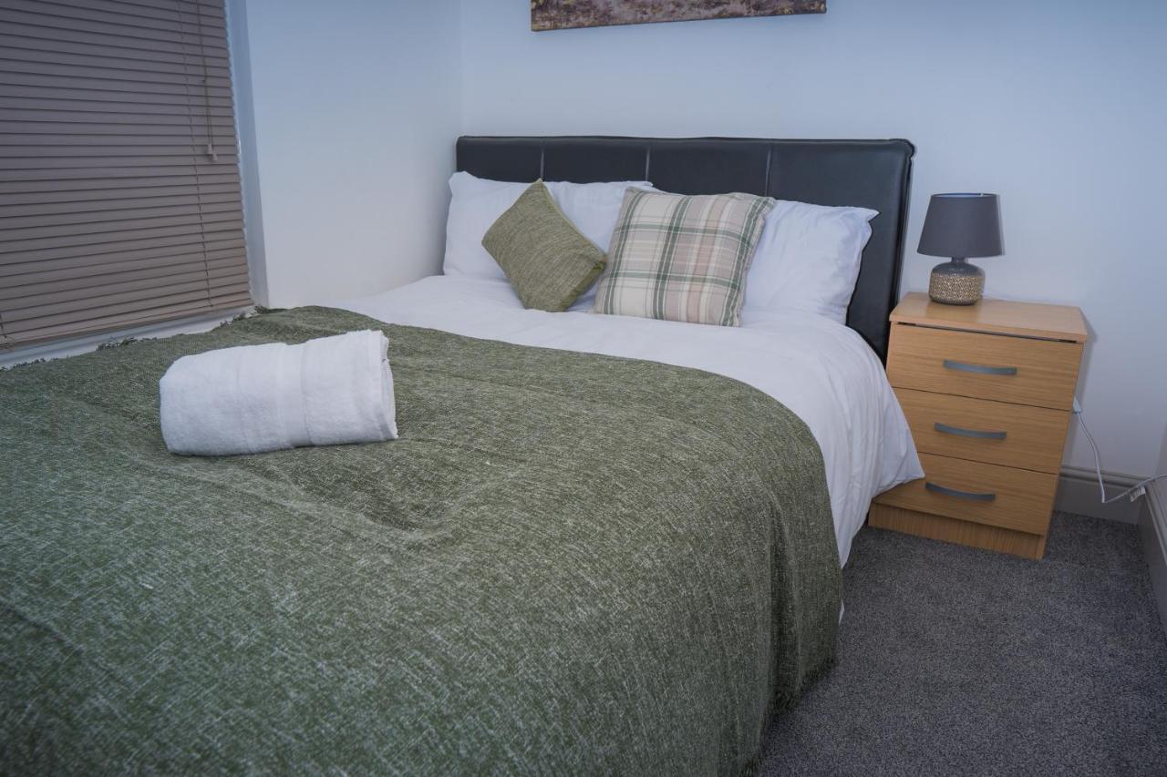 The Highfield Villa, 5 Bedrooms, Northampton Centre, Sleeps 10 ภายนอก รูปภาพ