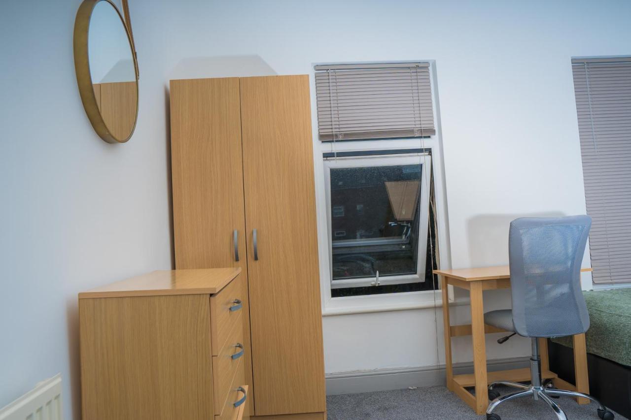 The Highfield Villa, 5 Bedrooms, Northampton Centre, Sleeps 10 ภายนอก รูปภาพ