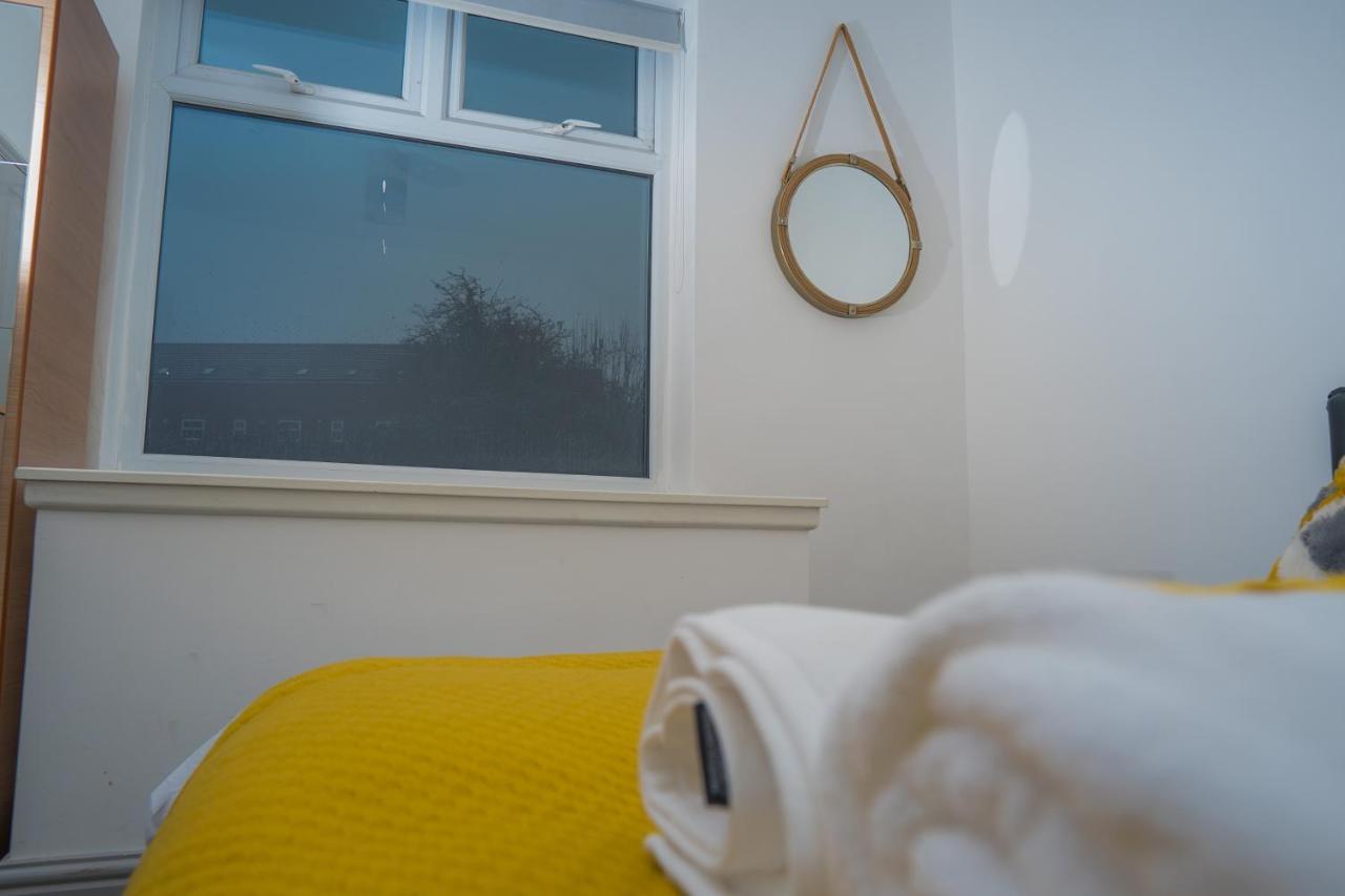 The Highfield Villa, 5 Bedrooms, Northampton Centre, Sleeps 10 ภายนอก รูปภาพ