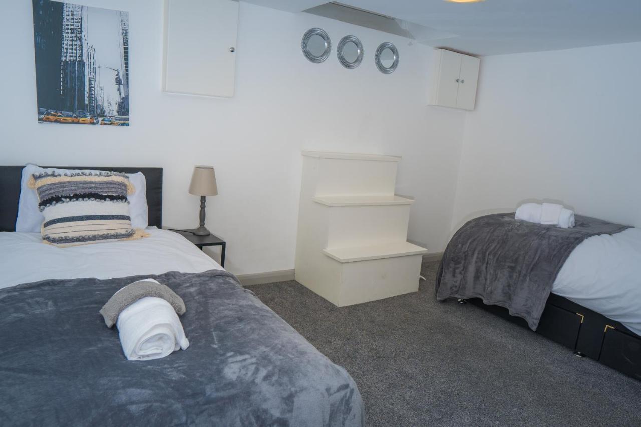 The Highfield Villa, 5 Bedrooms, Northampton Centre, Sleeps 10 ภายนอก รูปภาพ